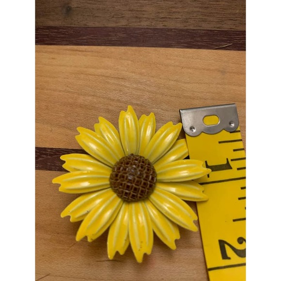 Vintage enamel daisy flower pin bright yellow 2" brooch - Picture 4 of 5